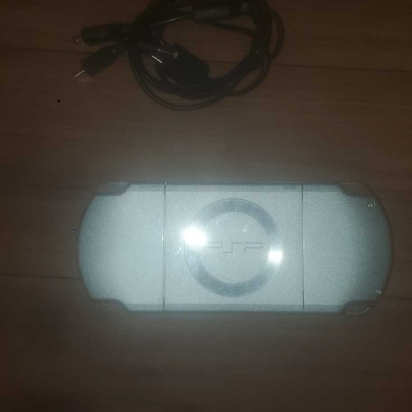 Psp 1000 with cord - Picture 2 of 2